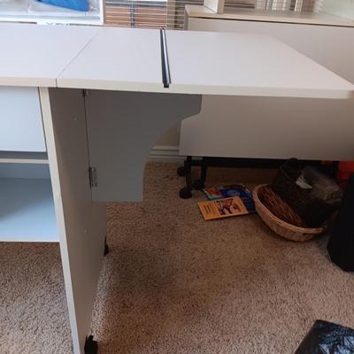 NICE COMPACT WORKSTATION ON CASTERS