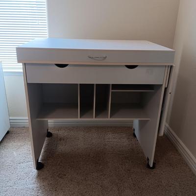 NICE COMPACT WORKSTATION ON CASTERS