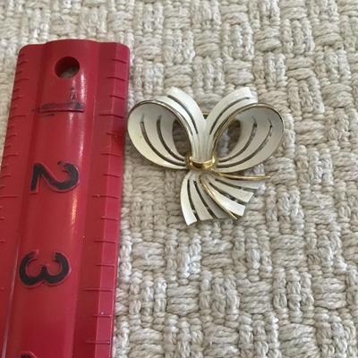 Vintage gold tone white enamel ribbon bow brooch