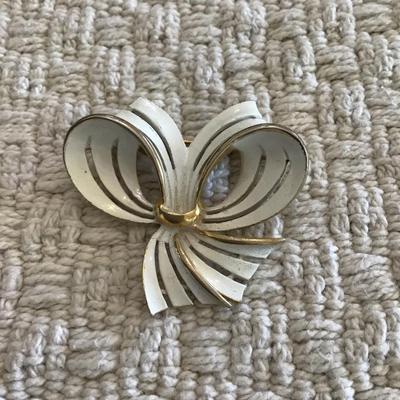 Vintage gold tone white enamel ribbon bow brooch