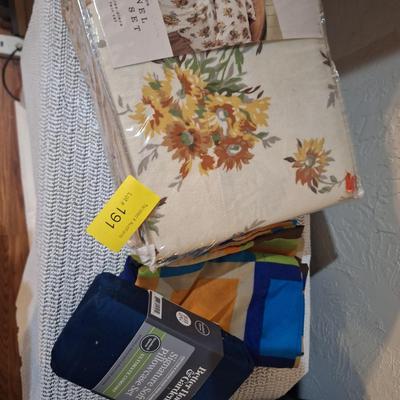 Sale Photo Thumbnail #520: twin flannel sheets, some pillowcases