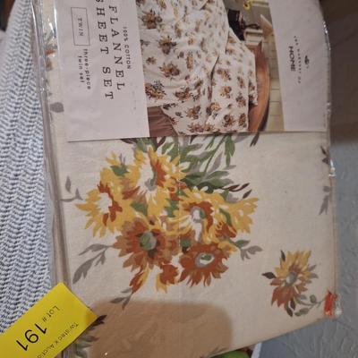 Sale Photo Thumbnail #523: twin flannel sheets, some pillowcases