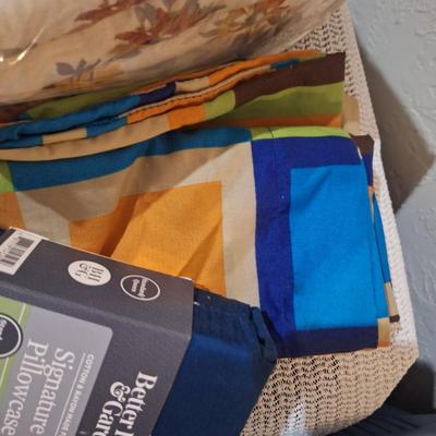 Sale Photo Thumbnail #522: twin flannel sheets, some pillowcases