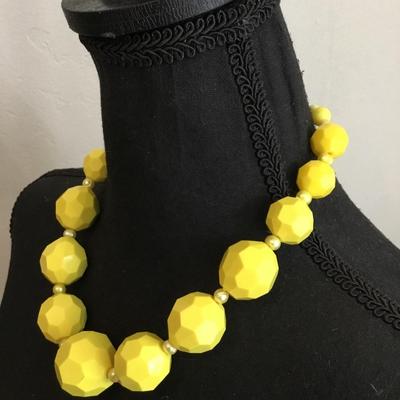 Cool vintage, chunky yellow statement bead necklace. Very cool.