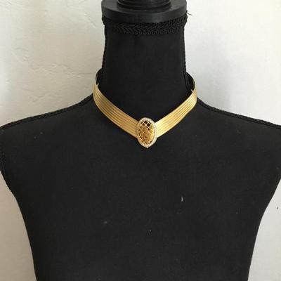 Beautiful vintage, gold, toned collar statement necklace very cool