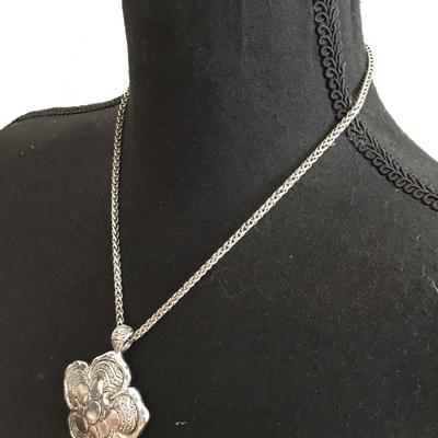 Cute vintage flower necklace