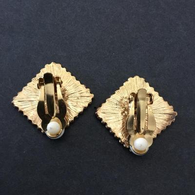 Nice vintage Gold tone hammered clip on earrings