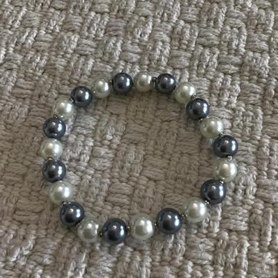 Faux pearl stretch bracelet