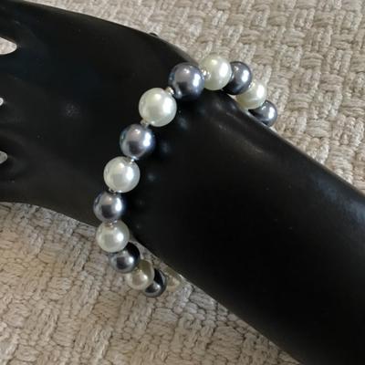 Faux pearl stretch bracelet