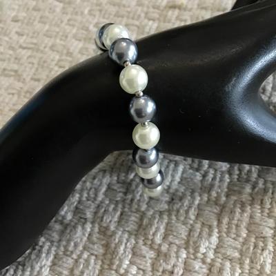 Faux pearl stretch bracelet
