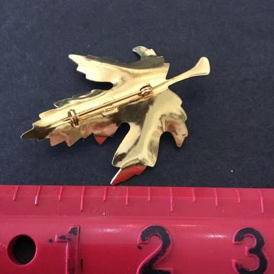 Beautiful, vintage, goldtone, textured leaf brooch