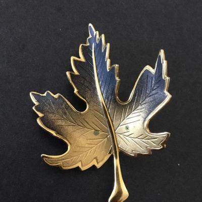 Beautiful, vintage, goldtone, textured leaf brooch