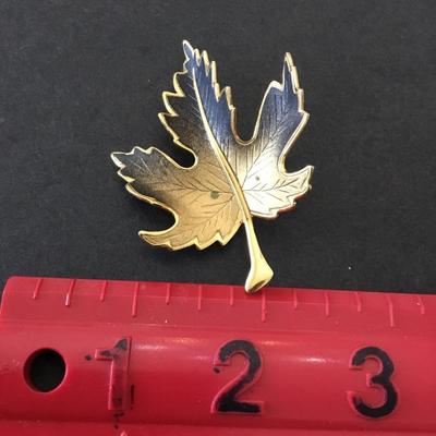Beautiful, vintage, goldtone, textured leaf brooch