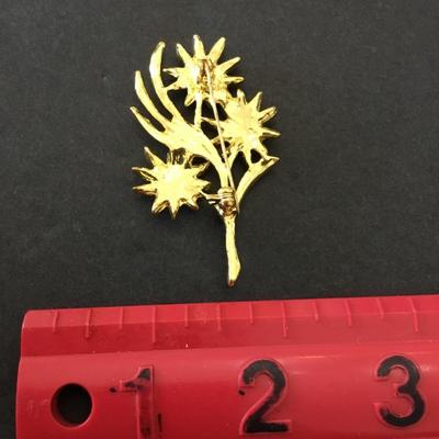 Very nice good condition flower rhinestone, brooch, gold toned