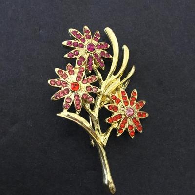 Very nice good condition flower rhinestone, brooch, gold toned