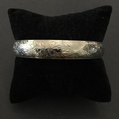 Very nice vintage, silver toned bangle bracelet