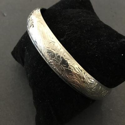 Very nice vintage, silver toned bangle bracelet