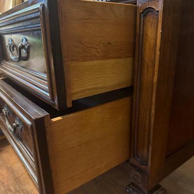 Thomasville Traditional 2-Drawer Nightstand
