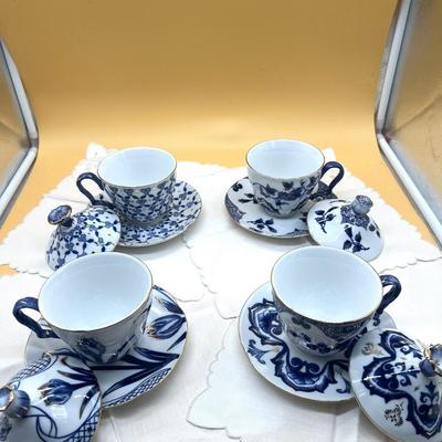 Sale Photo Thumbnail #414: New in box
4 cups, saucers, cup covers/lids