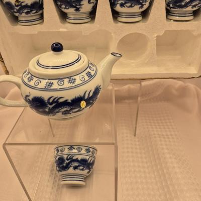 Sale Photo Thumbnail #439: New, Teapot and 4 cups