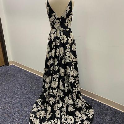 Sale Photo Thumbnail #445: This is a spectacular gown !!!
Size 4  Maxi length, with slight train
Back zipper, black lining, 100% polyester
1 original owner, very good condition