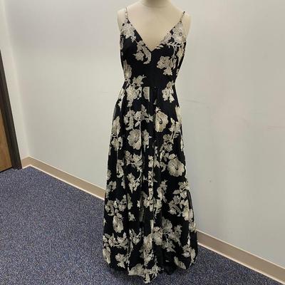 Sale Photo Thumbnail #446: This is a spectacular gown !!!
Size 4  Maxi length, with slight train
Back zipper, black lining, 100% polyester
1 original owner, very good condition