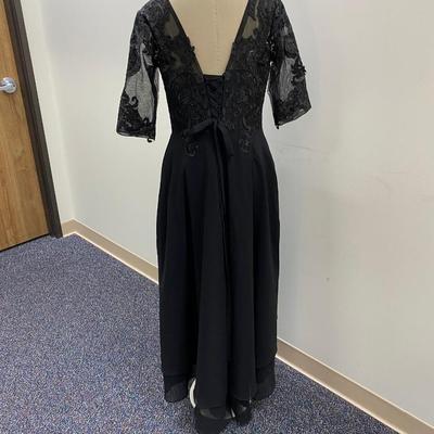 Sale Photo Thumbnail #449: Size XL   100% polyester   Maxi length
New with tags
Lace bodice, flowy chiffon skirt, 3/4 lngth sleeves  Back zipper
Wedding party dress