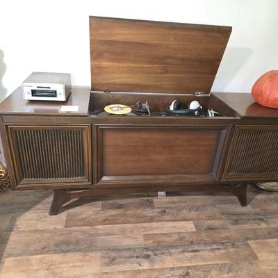 Stereo cabinet