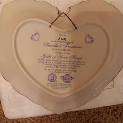 HALLMARK THE FAMILY TREE PICTURE FRAME, NEEDLEPOINT WALL HANGING AND A PLATE WITH QUOTE