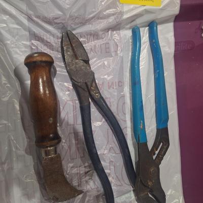 Sale Photo Thumbnail #673: carpet knife, pliers and channel locks