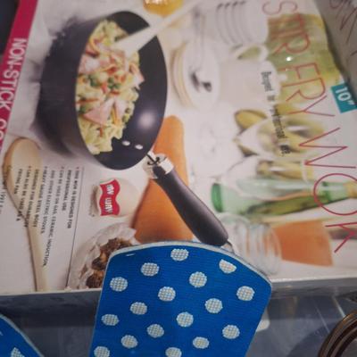 Sale Photo Thumbnail #727: mixed lot of kitchen items