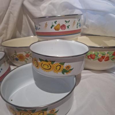 Sale Photo Thumbnail #747: mixed group of mixing bowls