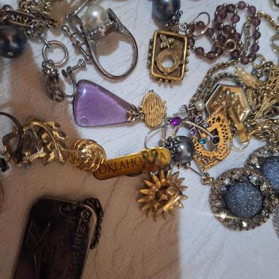 Sale Photo Thumbnail #857: mixed lot of jewelry