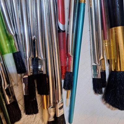 Sale Photo Thumbnail #918: looks like a mix of makeup brushes and paint brushes