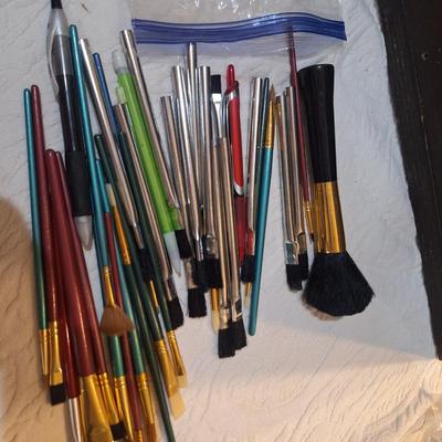Sale Photo Thumbnail #915: looks like a mix of makeup brushes and paint brushes