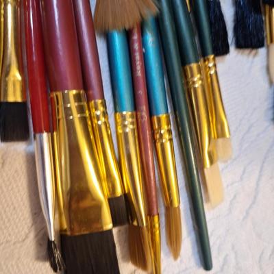 Sale Photo Thumbnail #917: looks like a mix of makeup brushes and paint brushes
