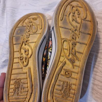 Sale Photo Thumbnail #934: a women's size 5 is the same as a girls size 3 in most shoes.  It looks like the Ed Hardy signature might have some lose edges  on the right shoe.