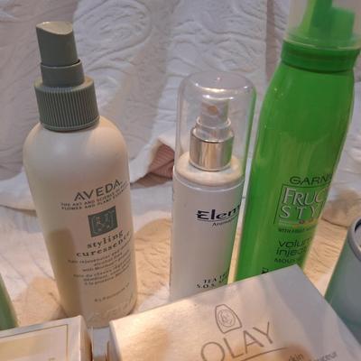 Sale Photo Thumbnail #957: the bottles of lotions etc feel to be about half full