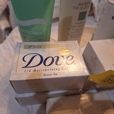 Sale Photo Thumbnail #958: the bottles of lotions etc feel to be about half full