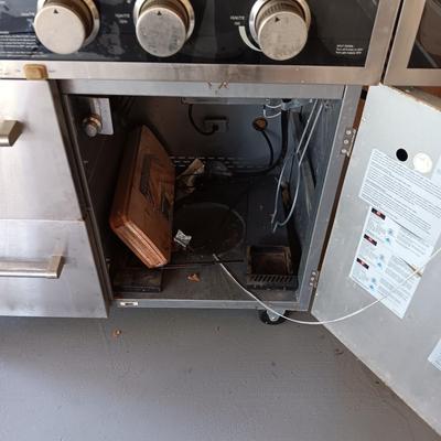 VERY NICE MEMBERS MARK PROPANE GRILL WITH EXTRAS