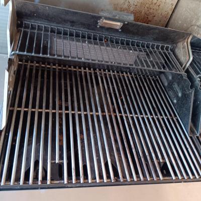 VERY NICE MEMBERS MARK PROPANE GRILL WITH EXTRAS