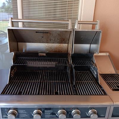 VERY NICE MEMBERS MARK PROPANE GRILL WITH EXTRAS
