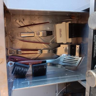 VERY NICE MEMBERS MARK PROPANE GRILL WITH EXTRAS