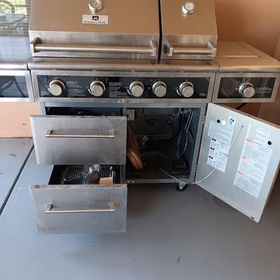 VERY NICE MEMBERS MARK PROPANE GRILL WITH EXTRAS