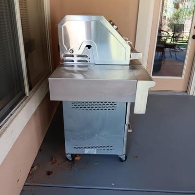 VERY NICE MEMBERS MARK PROPANE GRILL WITH EXTRAS