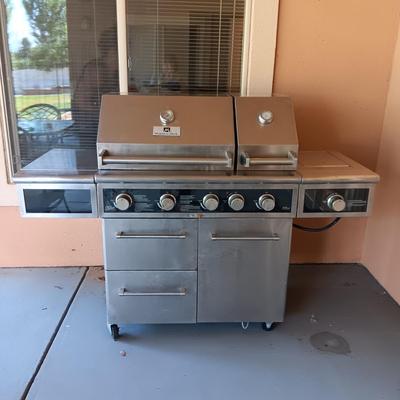 VERY NICE MEMBERS MARK PROPANE GRILL WITH EXTRAS