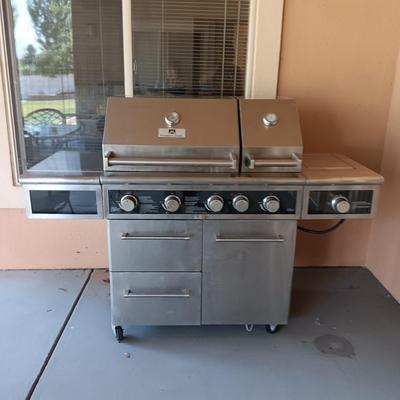 VERY NICE MEMBERS MARK PROPANE GRILL WITH EXTRAS
