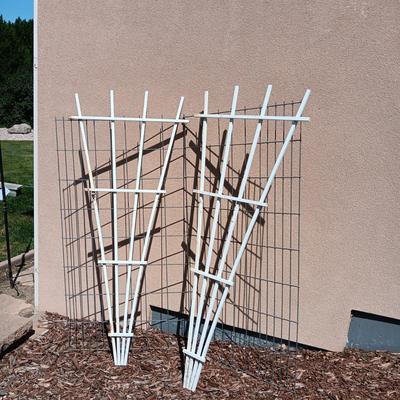 2 PLASTIC TRELLIS AND A GALVANIZED WIRE PIECE