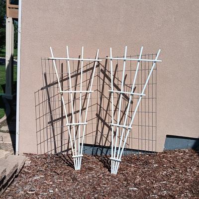 2 PLASTIC TRELLIS AND A GALVANIZED WIRE PIECE