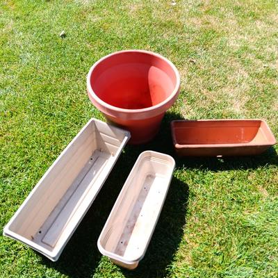 PLASTIC FLOWER POTS